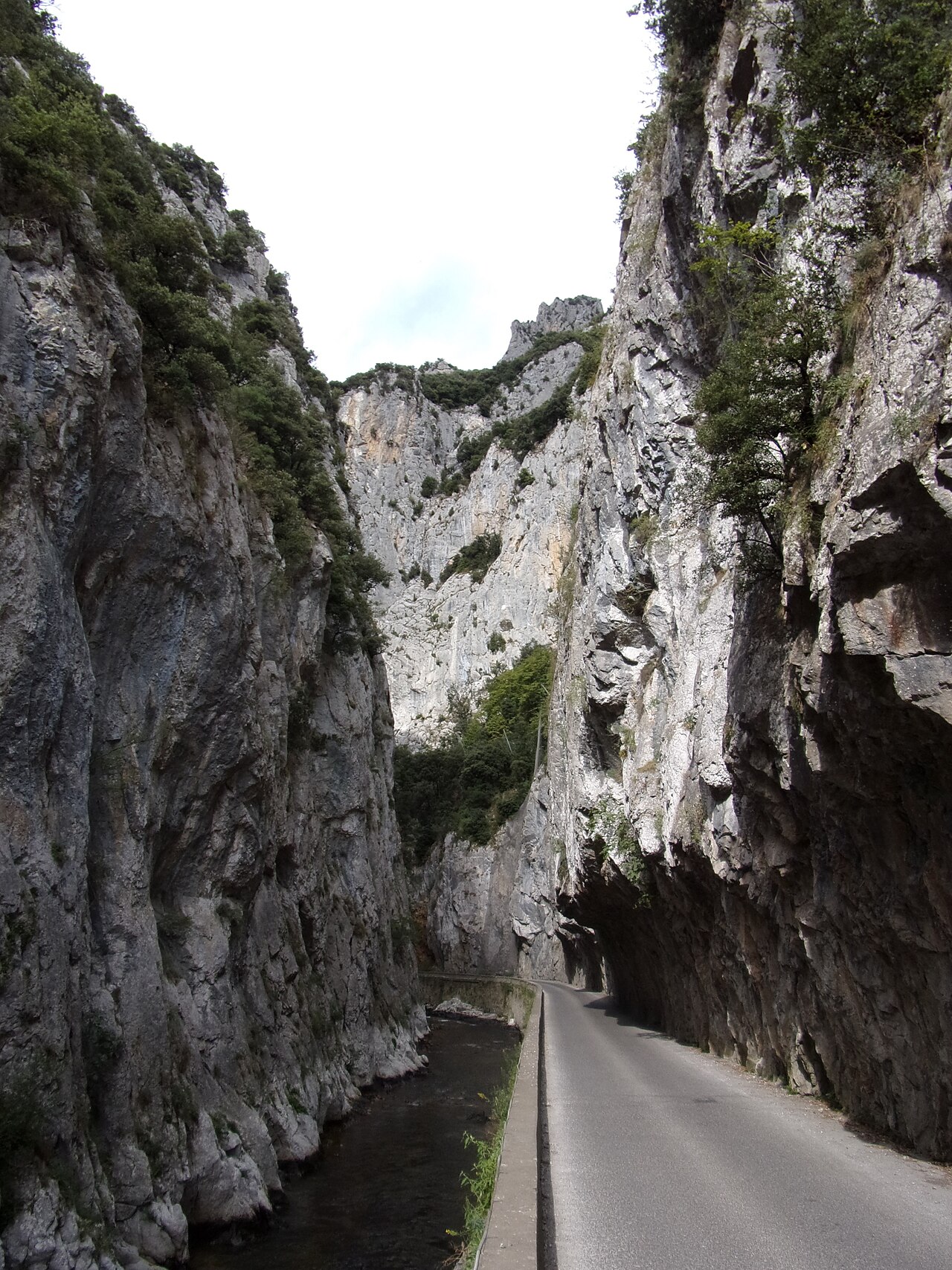 The road through the Gorges de Saint-Georges